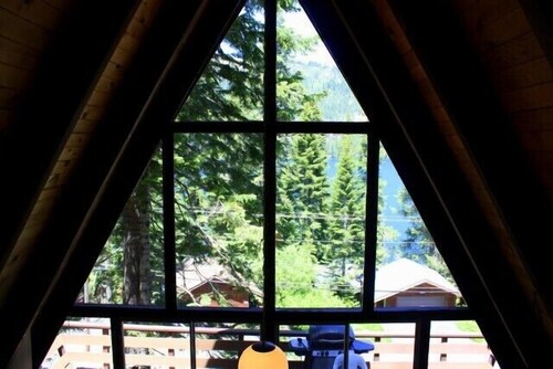 2 bedroom and Loft, 2 bath, sleeps 6 adults. S Shore of Donner Lake DLR#027