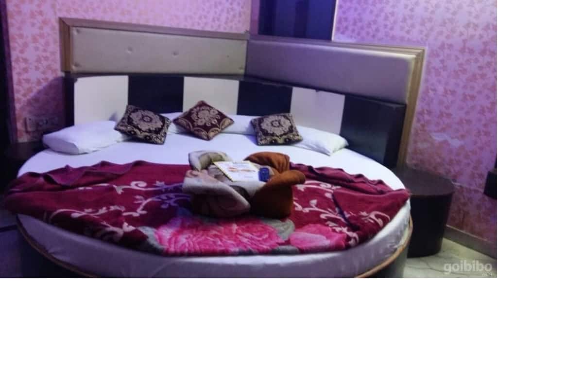 Egyptian cotton sheets, premium bedding, soundproofing, WiFi (free)