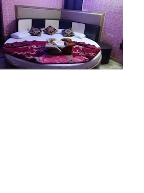 Egyptian cotton sheets, premium bedding, soundproofing, free WiFi