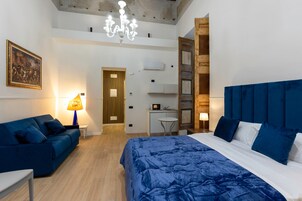 Suite monolocale Junior, edificio separato | Una cassaforte in camera, una scrivania