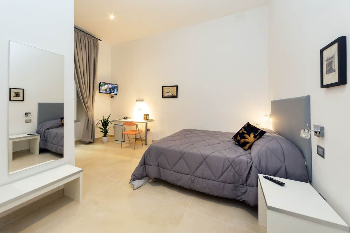 Standard Double Room | 1 bedroom, minibar, in-room safe, desk