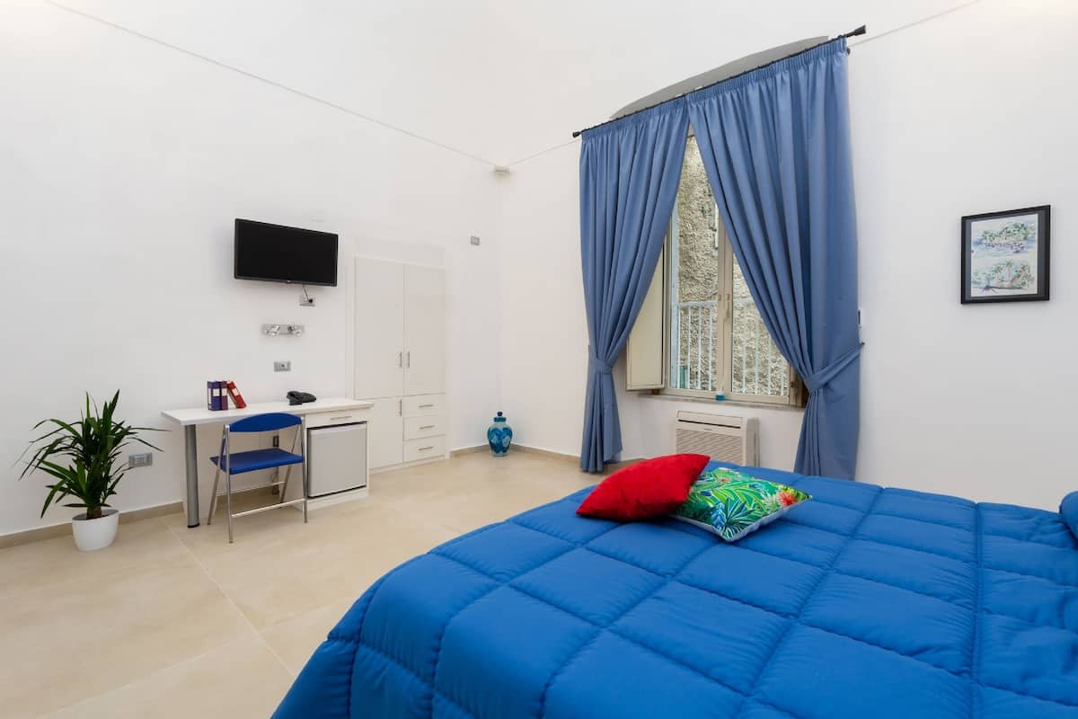 Junior Suite | 1 bedroom, minibar, in-room safe, desk