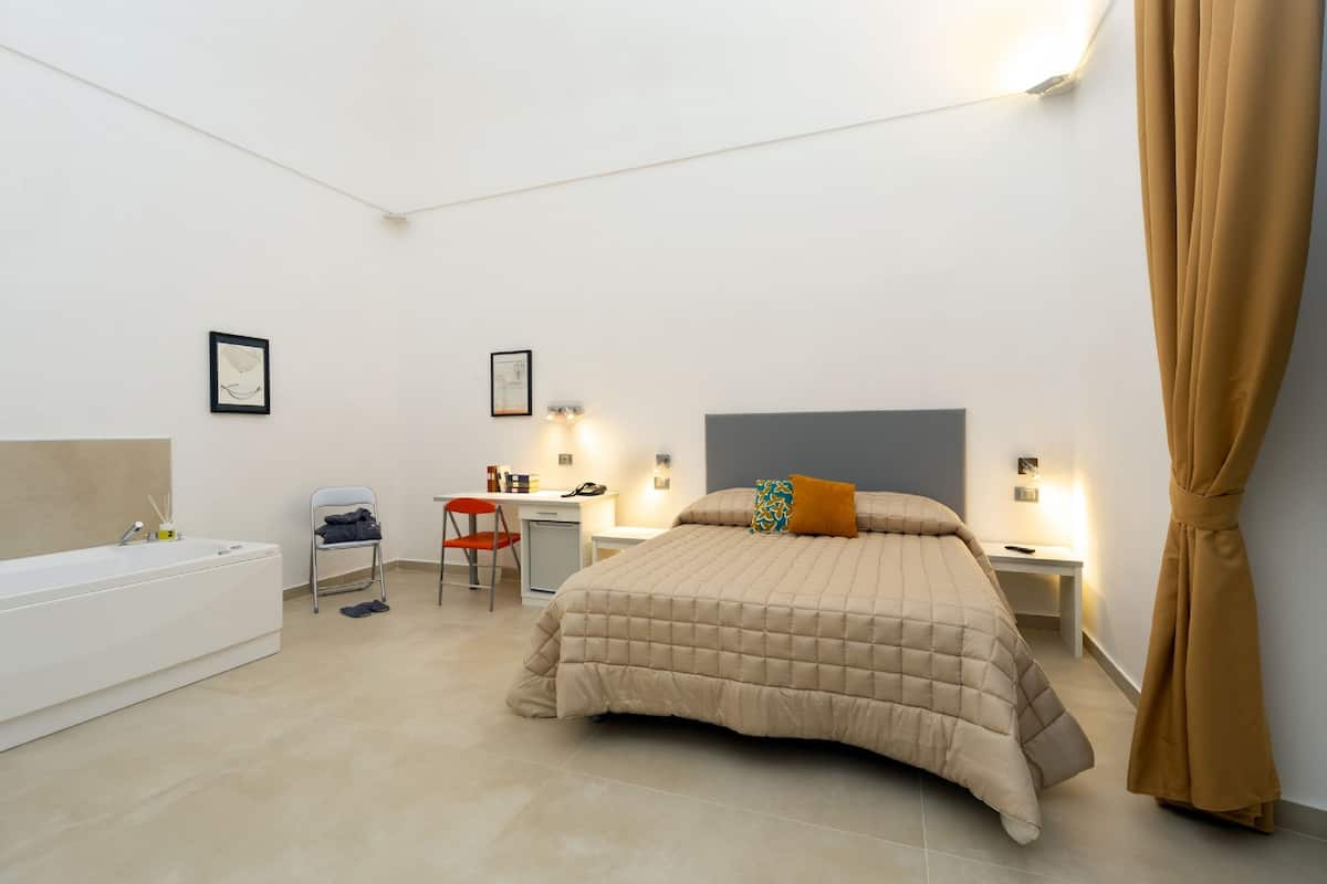Traditional Suite, Jetted Tub | 1 bedroom, minibar, in-room safe, desk