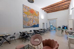 Petit déjeuner buffet (7 EUR par personne)