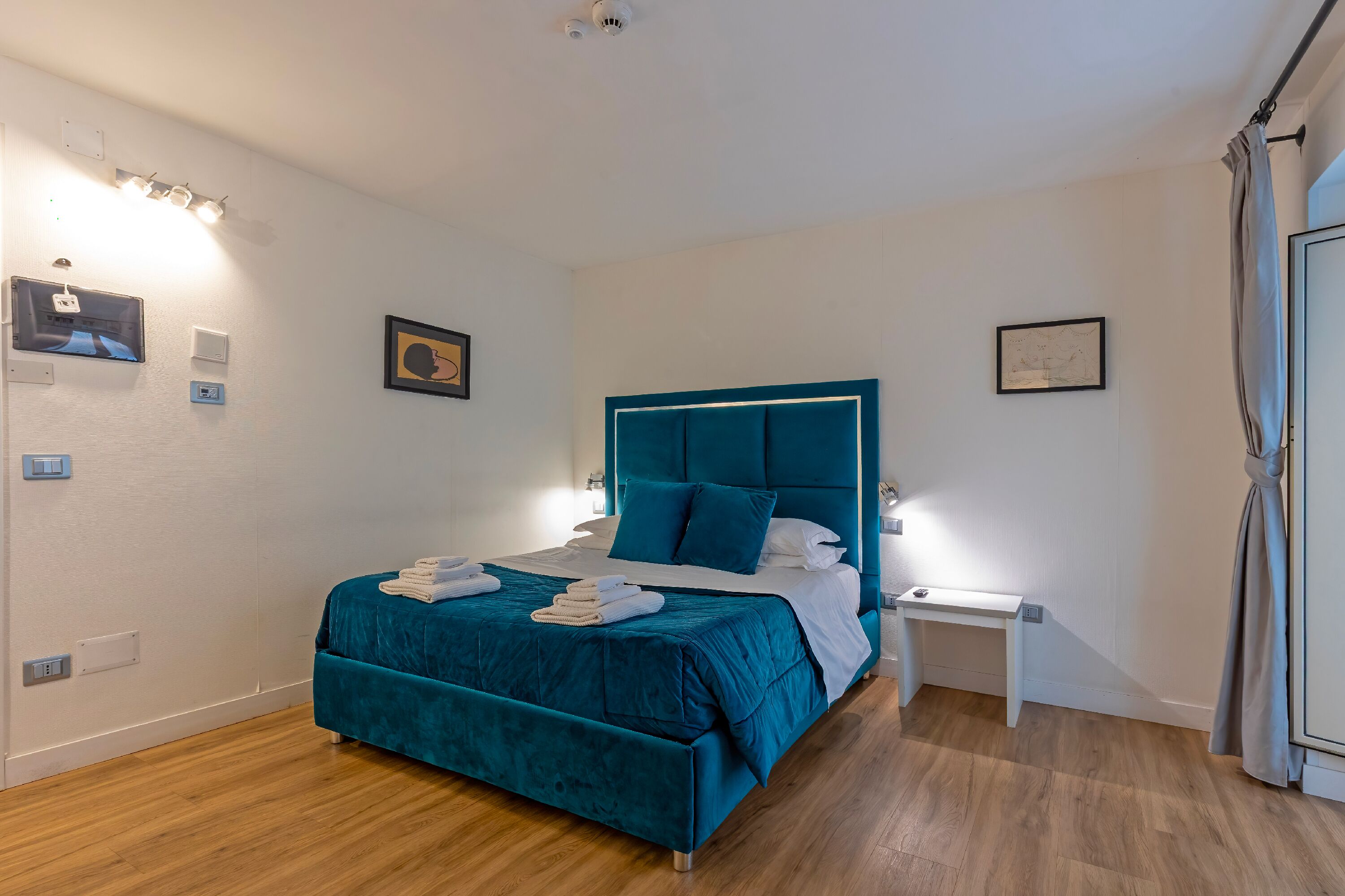 Standard-dobbeltværelse | Pengeskab på værelset, skrivebord, gratis Wi-Fi, sengetøj