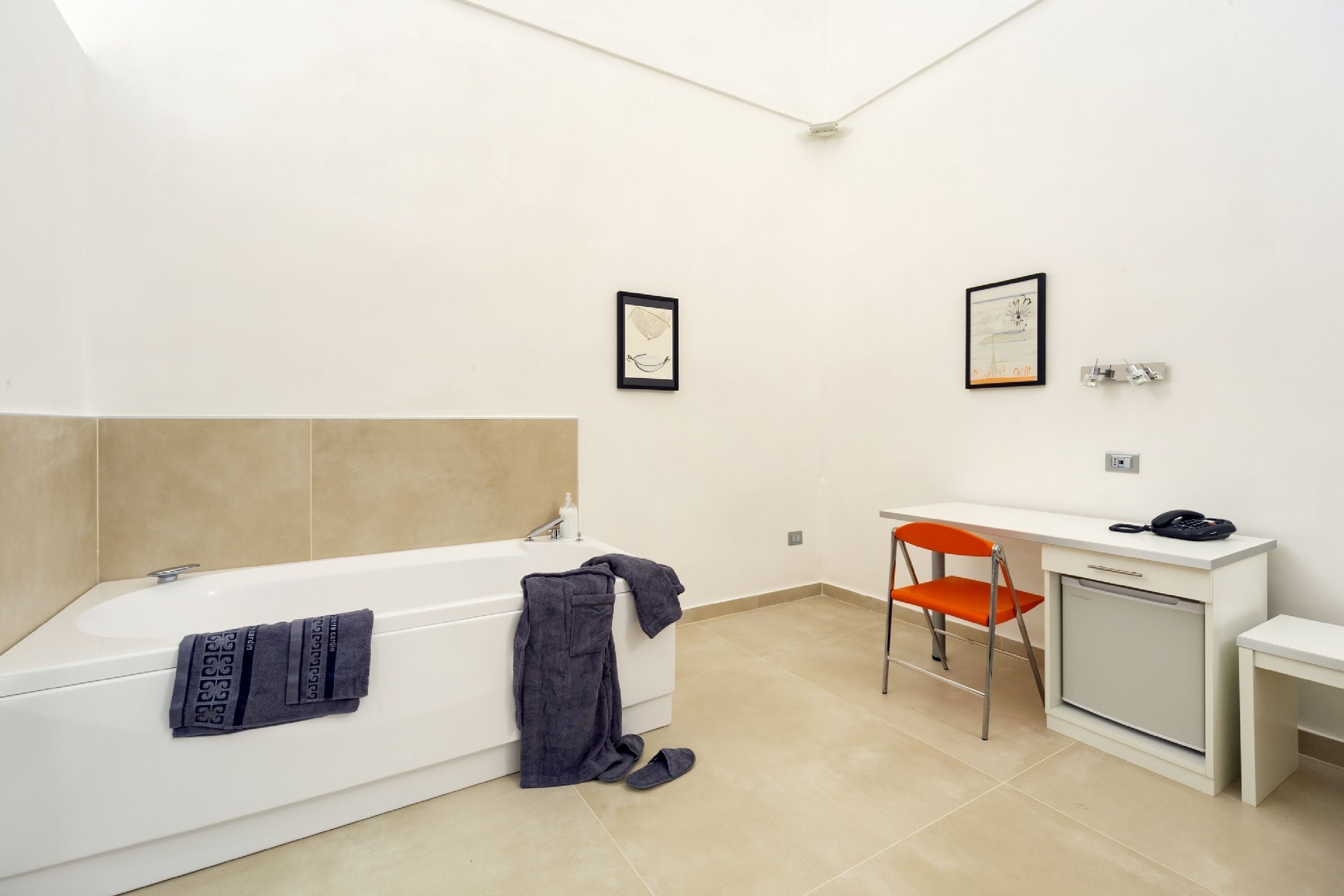 traditional suite, jetted tub | minibar, in-room safe, desk, free wifi