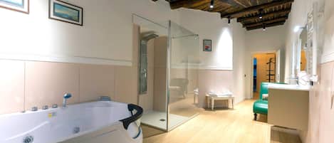 Suite studio familiale, dans l’édifice annexe | Salle de bain | Articles de toilette (gratuits), séchoir à cheveux, pantoufles, bidet