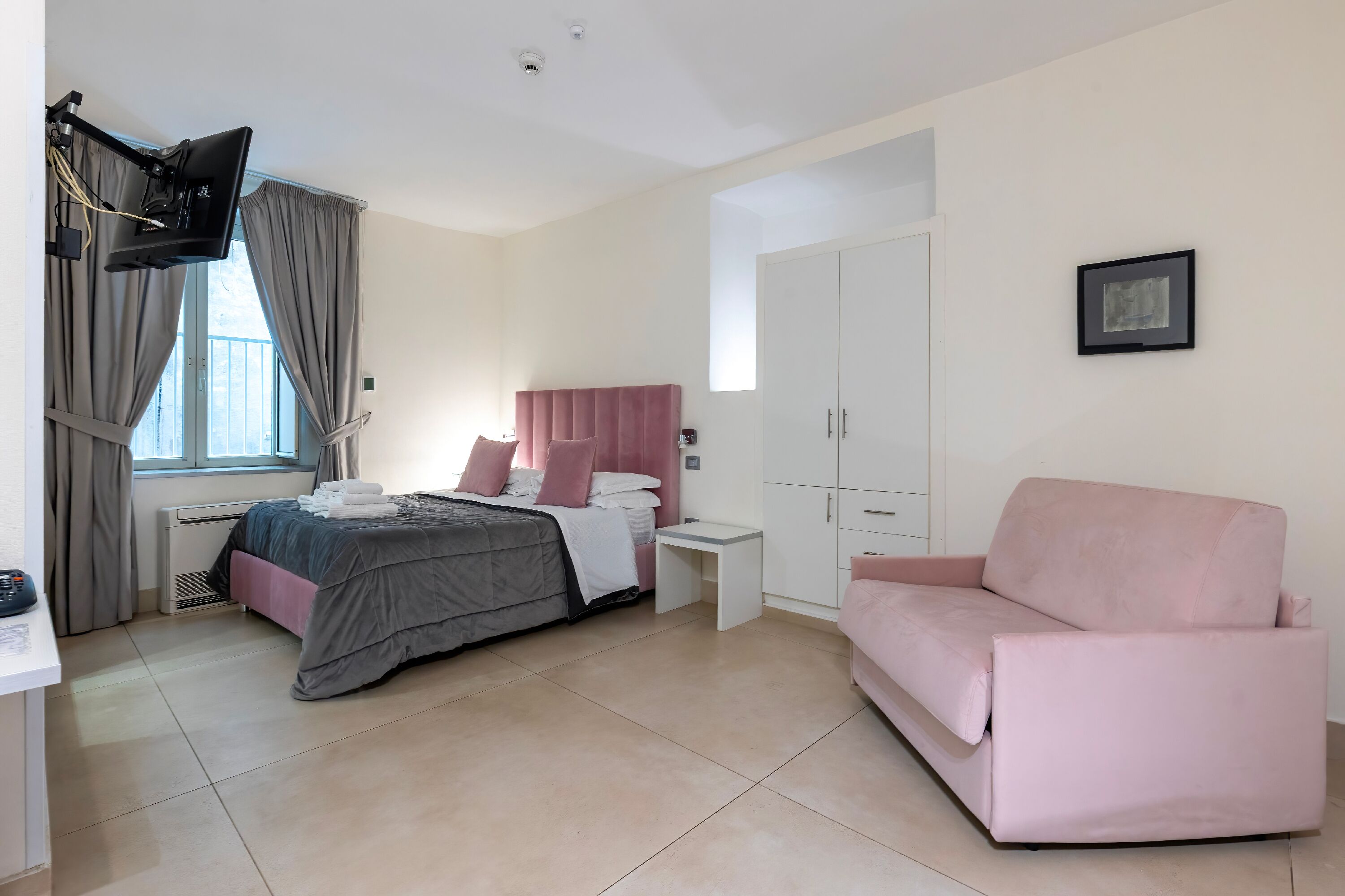 Standardværelse til 3 personer | Pengeskab på værelset, skrivebord, gratis Wi-Fi, sengetøj