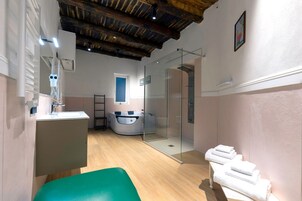 Une salle de bain moderne avec un plafond en bois, une cabine de douche en verre, un lavabo et une chaise verte.