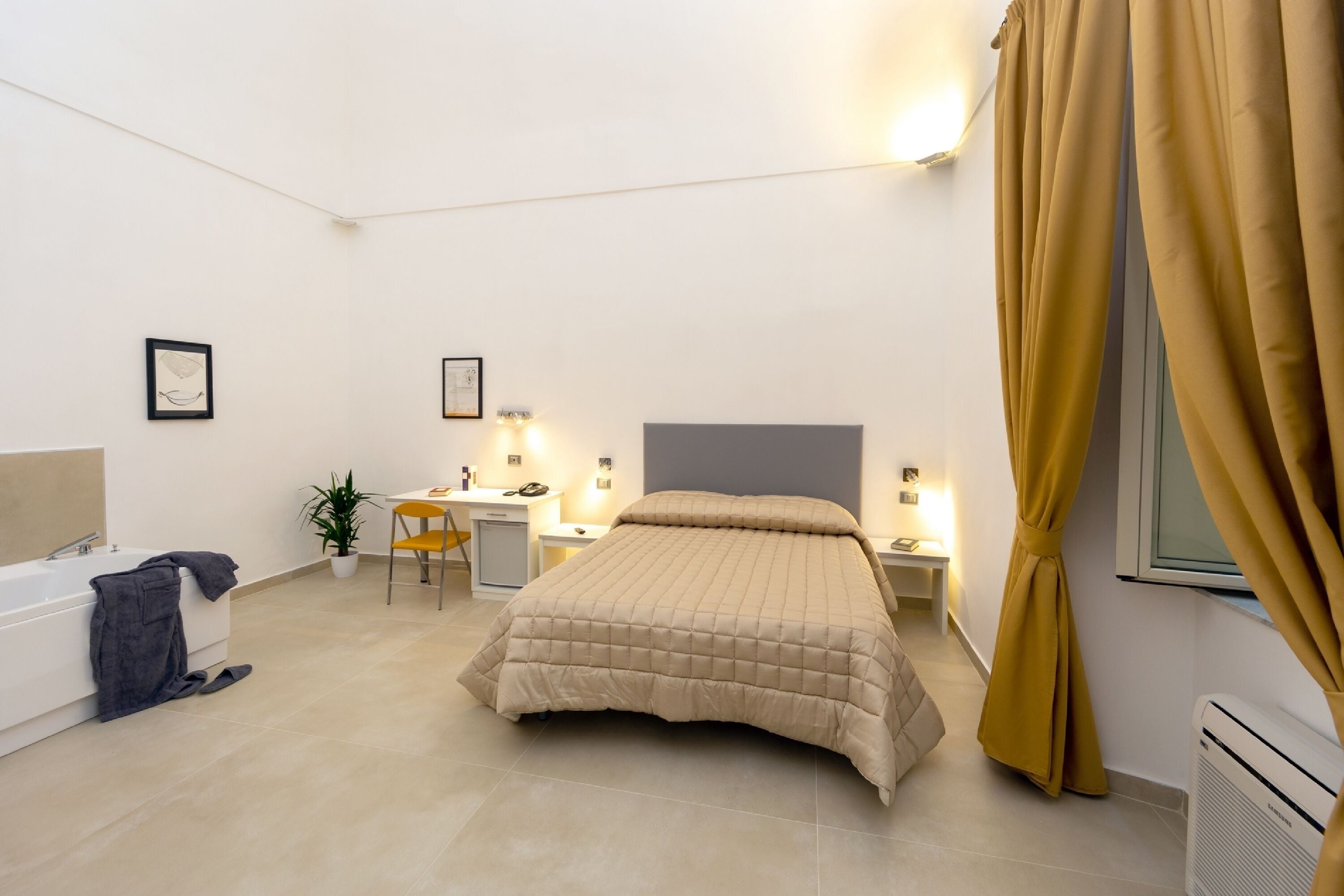 traditional suite, jetted tub | minibar, in-room safe, desk, free wifi