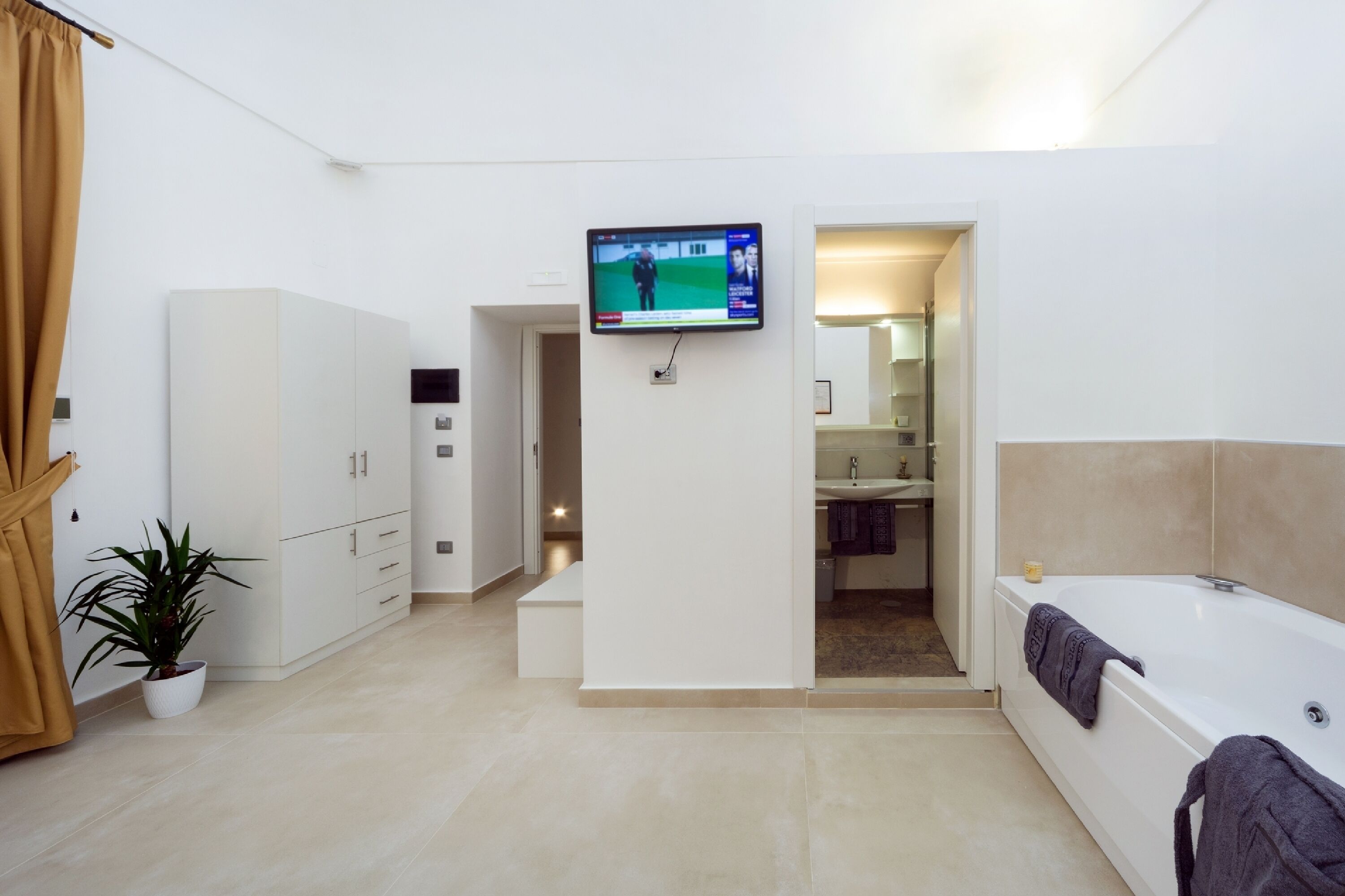 traditional suite, jetted tub | bathroom | free toiletries, hair dryer, slippers, bidet