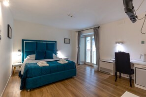 Standard-dobbeltværelse | Pengeskab på værelset, skrivebord, gratis Wi-Fi, sengetøj