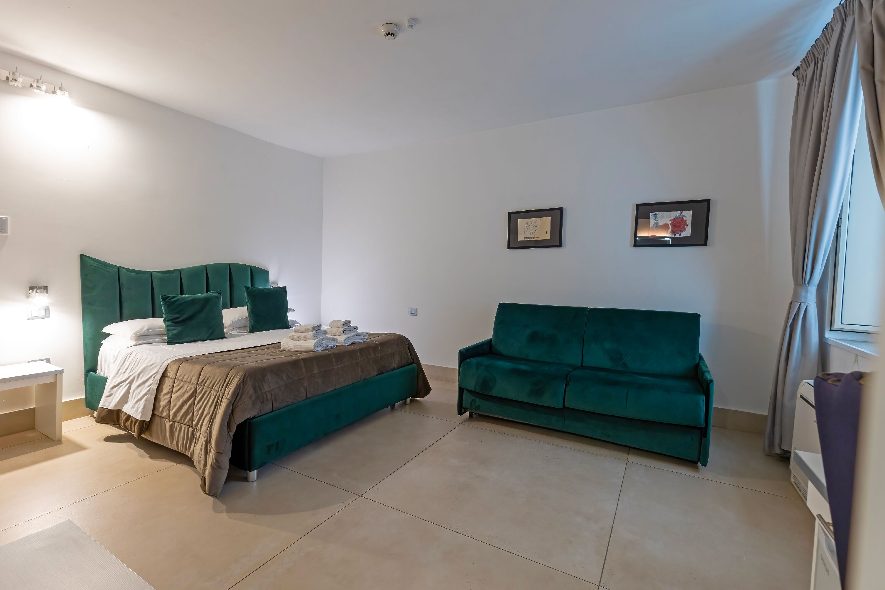 Familieværelse | Pengeskab på værelset, skrivebord, gratis Wi-Fi, sengetøj