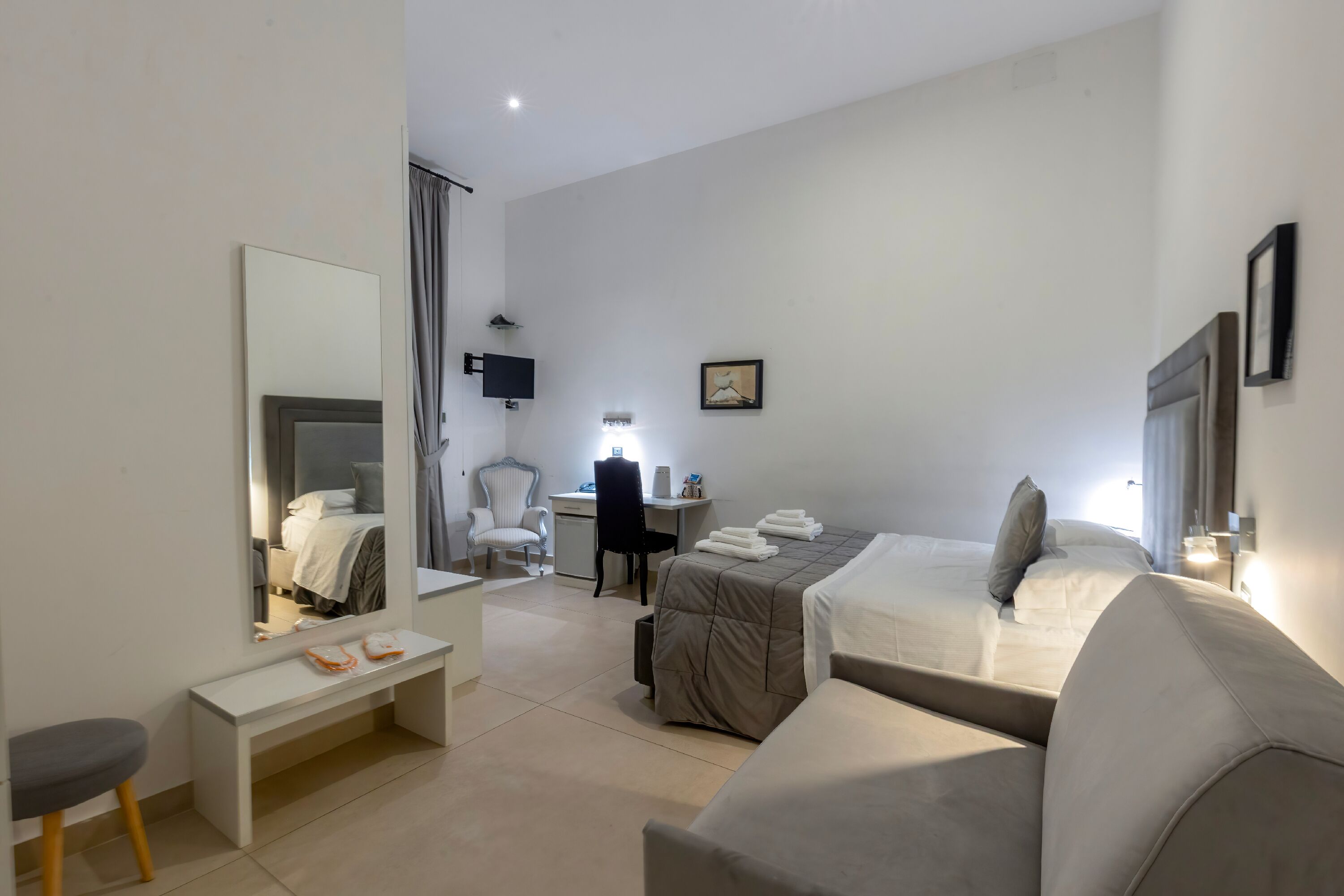 Junior-suite | Pengeskab på værelset, skrivebord, gratis Wi-Fi, sengetøj