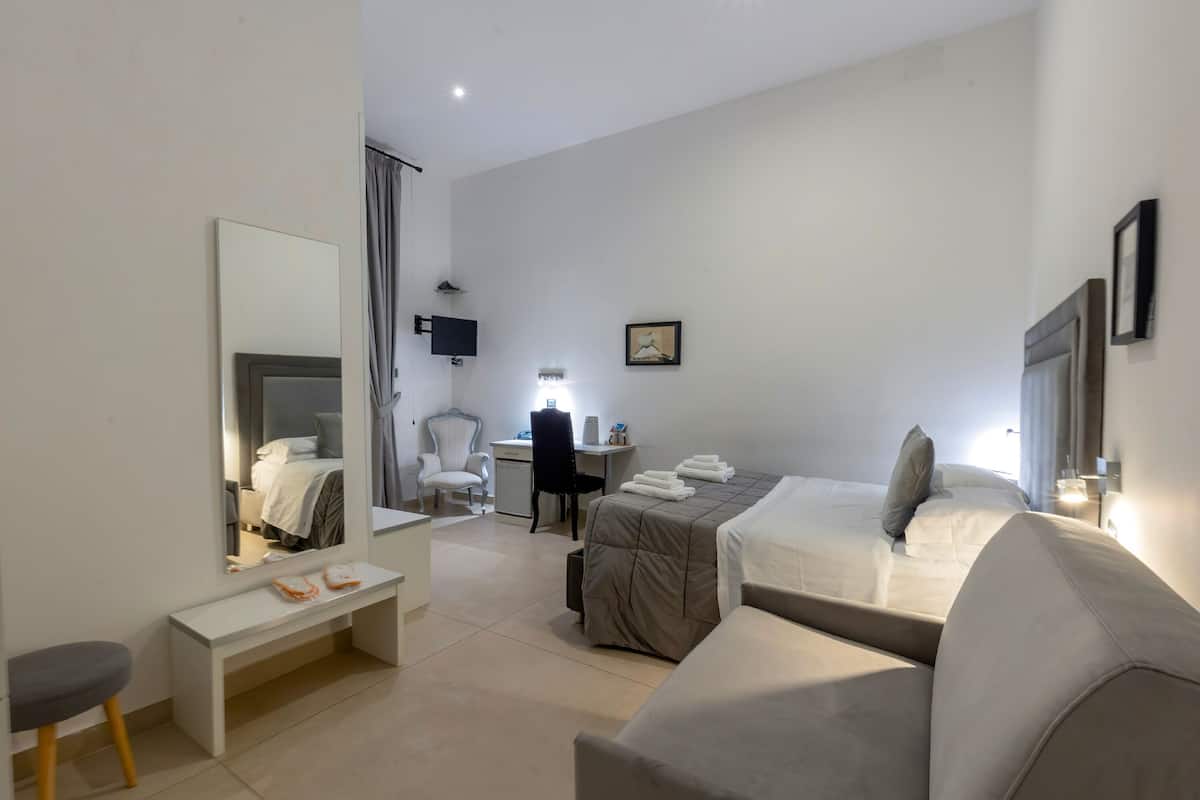 Junior Suite | In-room safe, desk, cribs (surcharge), WiFi (free)