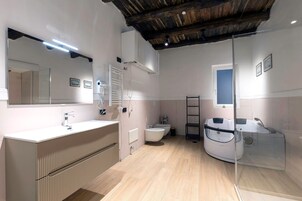 Family Studio Suite (Annex) | Bathroom | Free toiletries, hair dryer, slippers, bidet