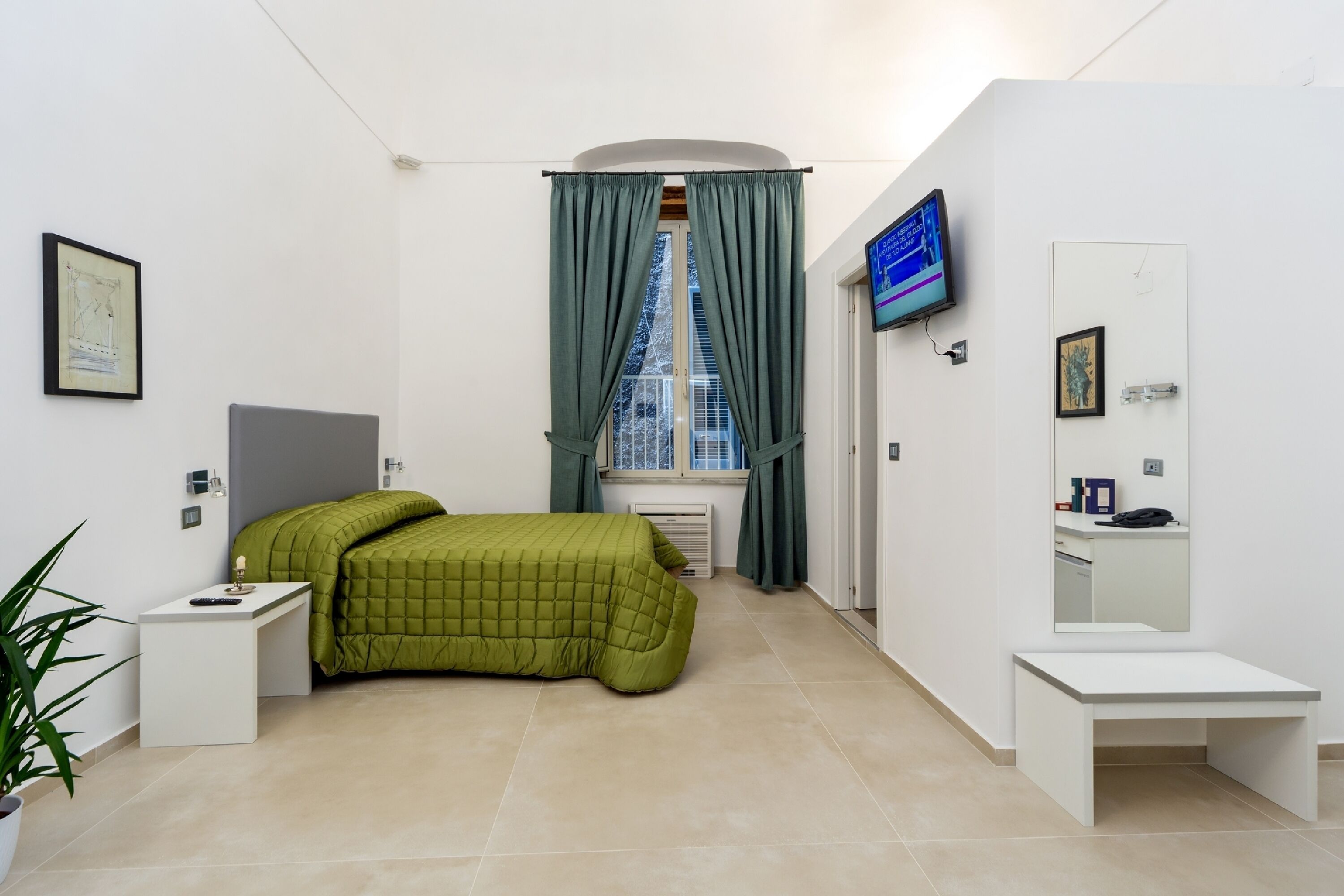 junior suite | minibar, in-room safe, desk, free wifi