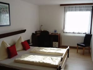 Phòng đôi Premium, 1 giường đôi | Két bảo mật tại phòng, màn/rèm cản sáng