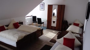 Phòng dành cho gia đình, nhiều giường | Két bảo mật tại phòng, màn/rèm cản sáng