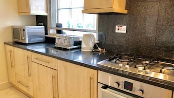 Departamento tradicional, 2 habitaciones, vista a la ciudad | Cocina privada | Refrigerador con congelador, microondas, horno y parrilla de estufa