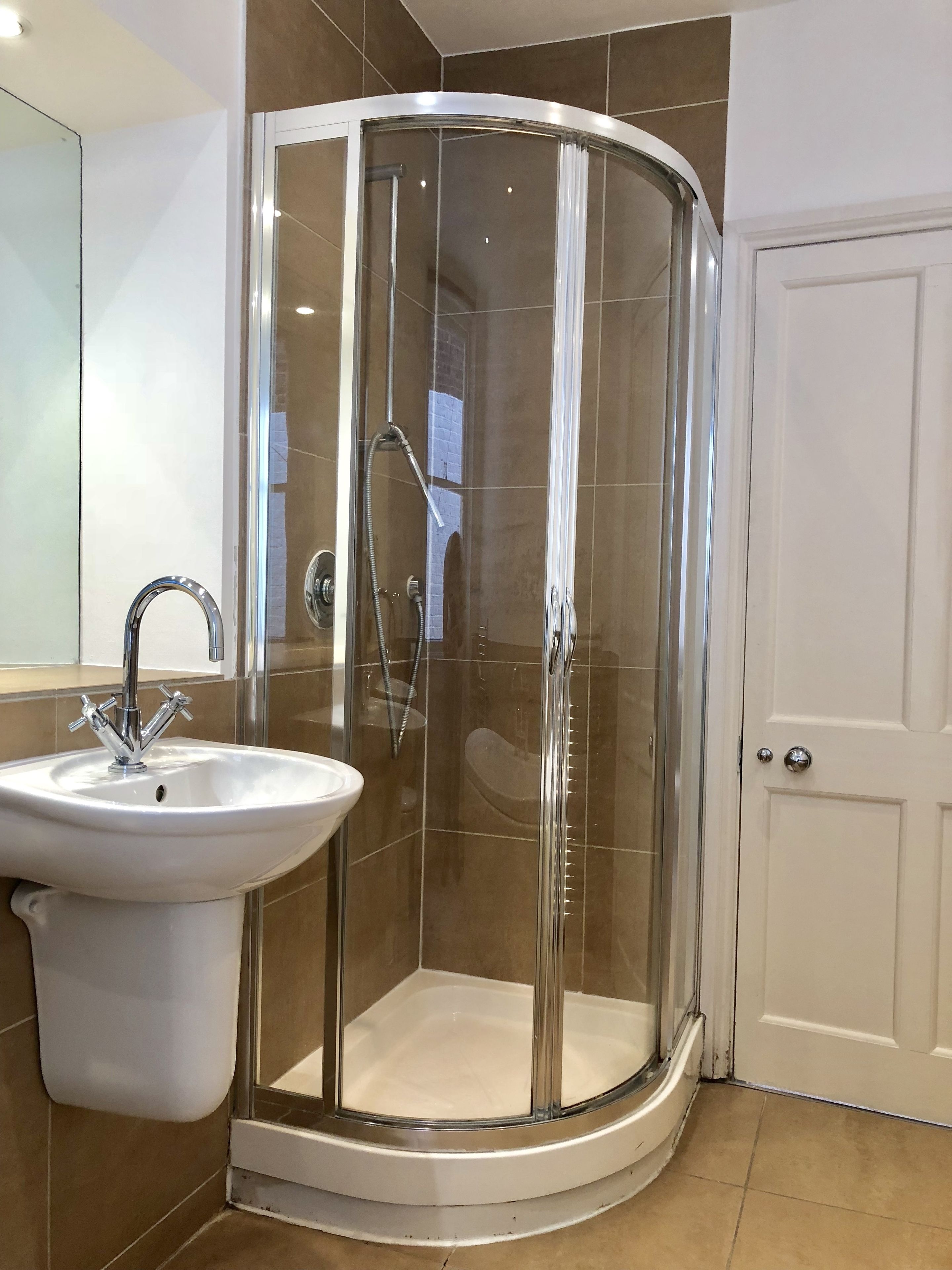 Alloggio Comfort su due livelli, 2 camere da letto, vista città | Bagno | Set di cortesia gratuito, asciugacapelli, asciugamani, carta igienica