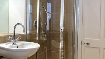 Alloggio Comfort su due livelli, 2 camere da letto, vista città | Bagno | Set di cortesia gratuito, asciugacapelli, asciugamani, carta igienica