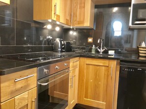 Comfort Duplex, 2 Bedrooms, City View | Private kitchen | Full-size fridge, microwave, oven, stovetop - Buckingham Palace View Apartment (London)