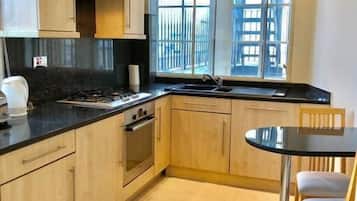 Traditional Apartment, 2 Bedrooms, City View | Private kitchen
