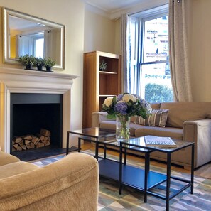 Comfort Duplex, 2 Bedrooms, City View | Living area | Smart TV - Buckingham Palace View Apartment (London)