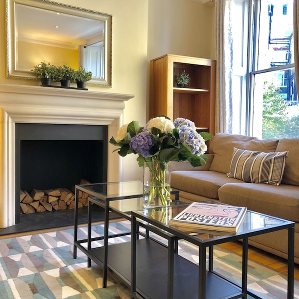 Comfort Duplex, 2 Bedrooms, City View | Living area | Smart TV - Buckingham Palace View Apartment (London)