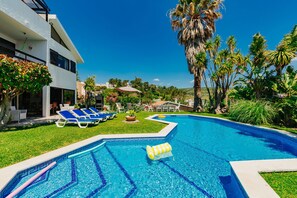 Outdoor pool - RENT4REST SESIMBRA 4BDR OCEAN VIEW AND PRIVATE POOL VILLA (Sesimbra)