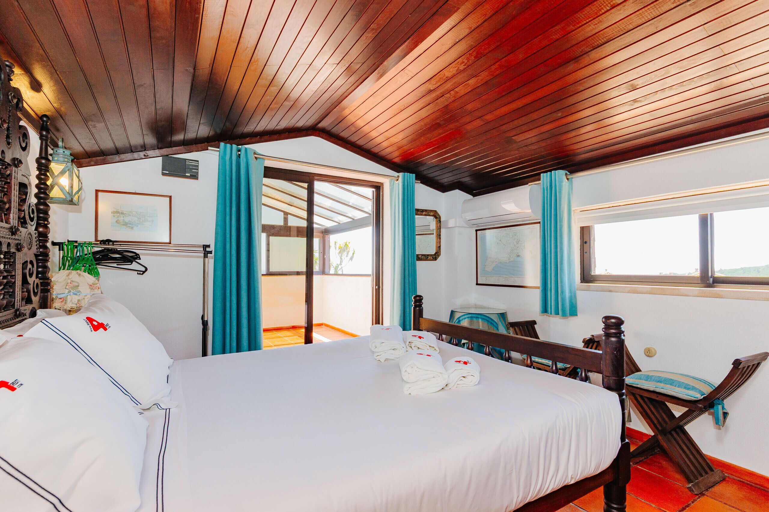 4 slaapkamers, een bureau, een strijkplank/strijkijzer, gratis wifi