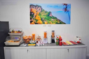 Café da manhã com buffet grátis todos os dias