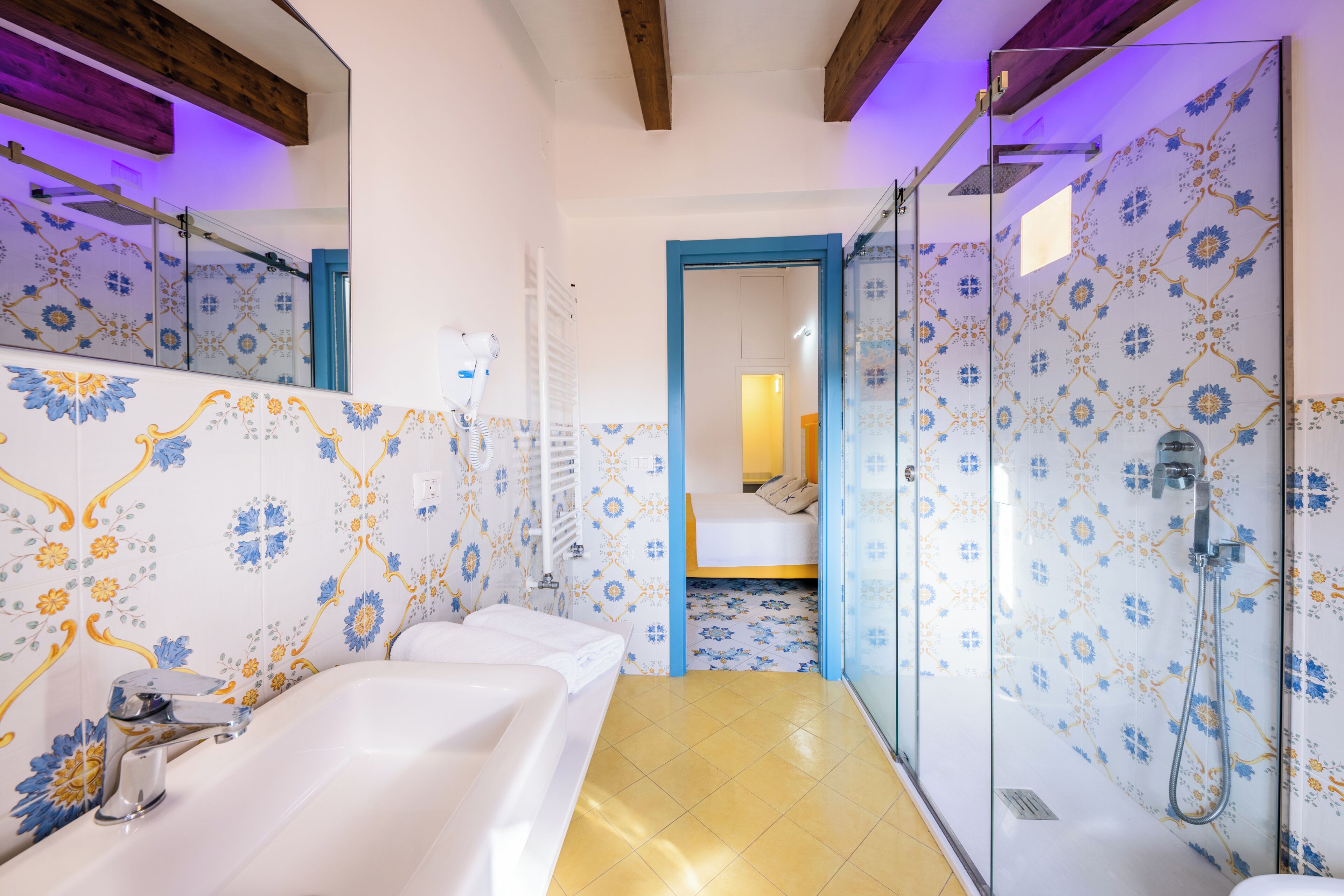 Une salle de bain avec une grande baignoire, une douche et un miroir.