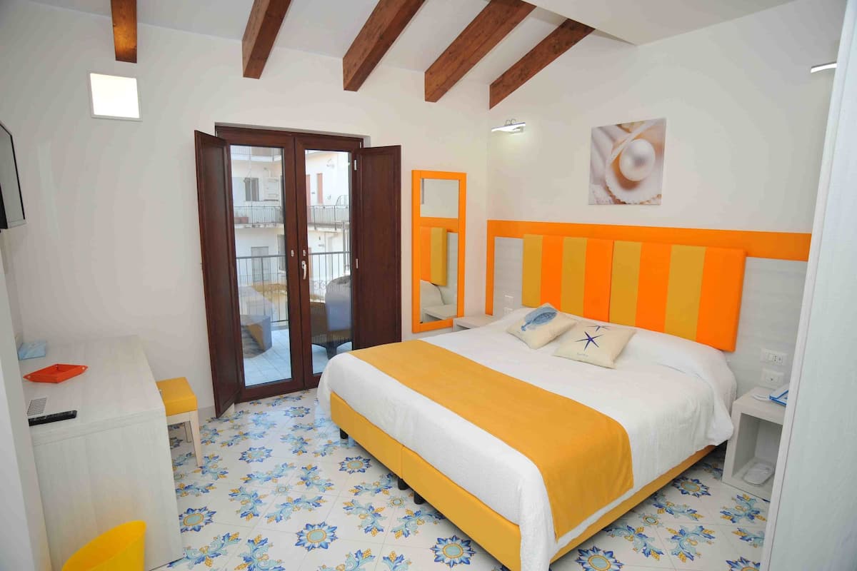 Superior kamer, 1 twee- of 2 eenpersoonsbedden, 1 queensize bed | Een kluis op de kamer, een bureau, extra bedden, gratis wifi