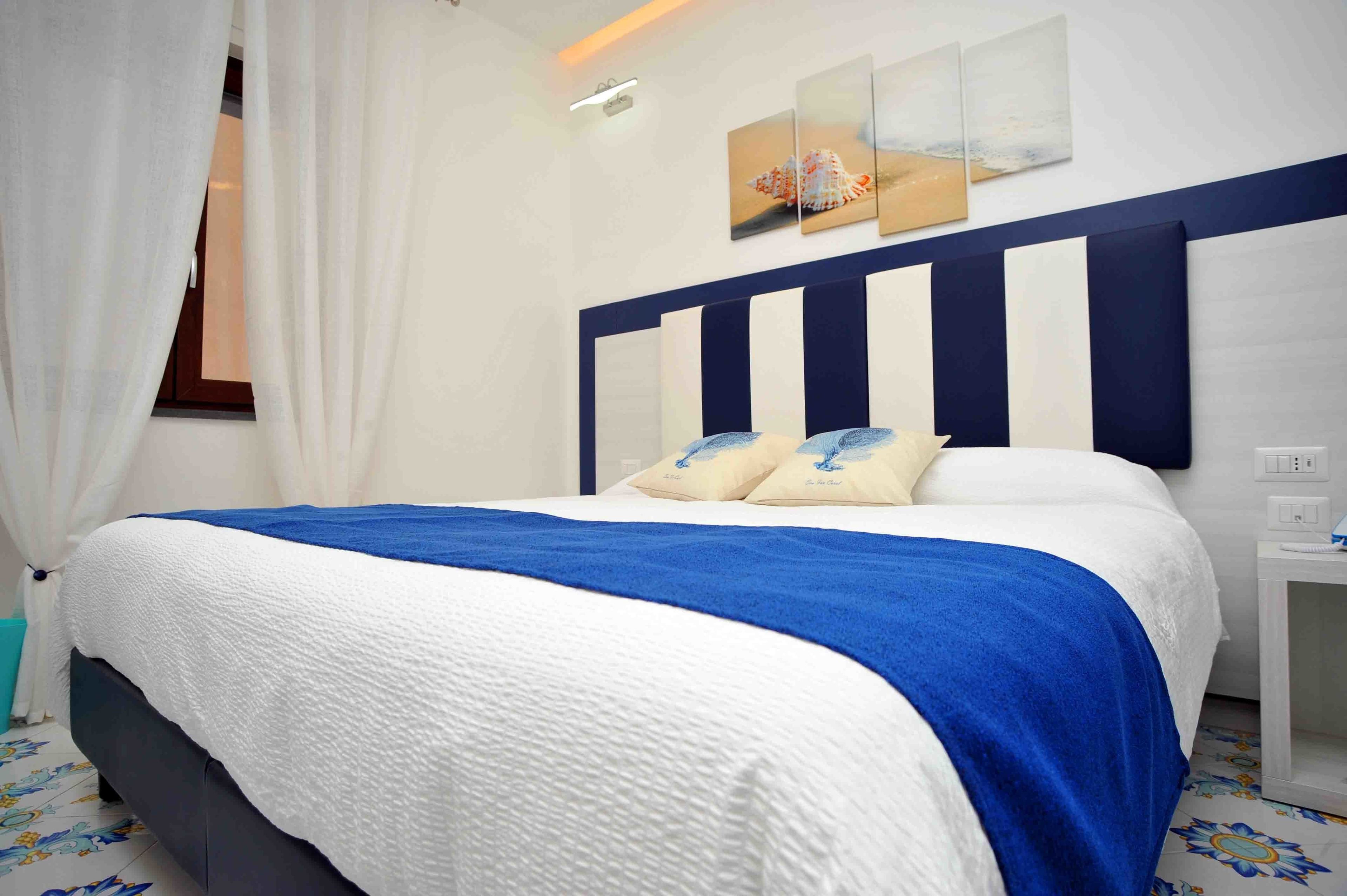 Habitación Confort con 1 cama doble o 2 individuales, 1 cama de matrimonio (conchiglia) | Caja fuerte, escritorio, camas supletorias y wifi gratis