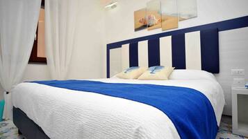 Habitación Confort con 1 cama doble o 2 individuales, 1 cama de matrimonio (conchiglia) | Caja fuerte, escritorio, camas supletorias y wifi gratis