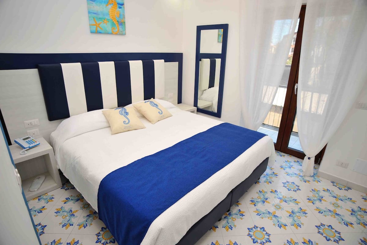 Comfort kamer, 1 twee- of 2 eenpersoonsbedden, 1 queensize bed, uitzicht op tuin | Een kluis op de kamer, een bureau, extra bedden, gratis wifi