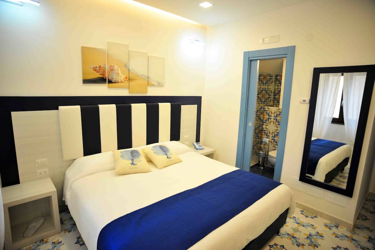 Comfort kamer, 1 twee- of 2 eenpersoonsbedden, 1 queensize bed (conchiglia) | Een kluis op de kamer, een bureau, extra bedden, gratis wifi