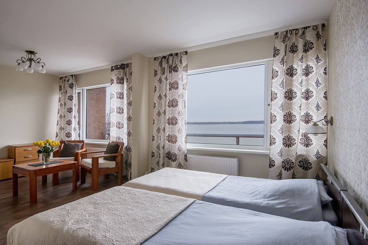 Zweibettzimmer, Seeblick | Verdunkelungsvorhänge, Bügeleisen/Bügelbrett, Zustellbetten