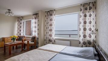 Kahden hengen huone (kaksi sänkyä), järvinäköala | Yksilöllisesti sisustettu, yksilöllisesti kalustettu, pimennysverhot