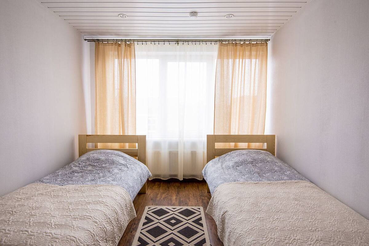 Standard-Vierbettzimmer | Verdunkelungsvorhänge, Bügeleisen/Bügelbrett, Zustellbetten
