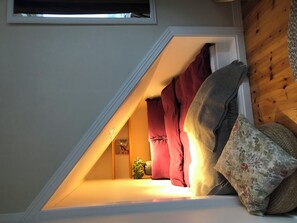 5 soverom, skrivebord, strykejern/-brett og reiseseng for barn