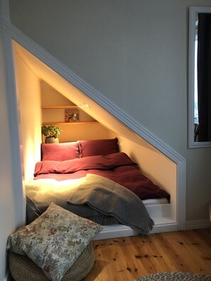 5 soverom, skrivebord, strykejern/-brett og reiseseng for barn