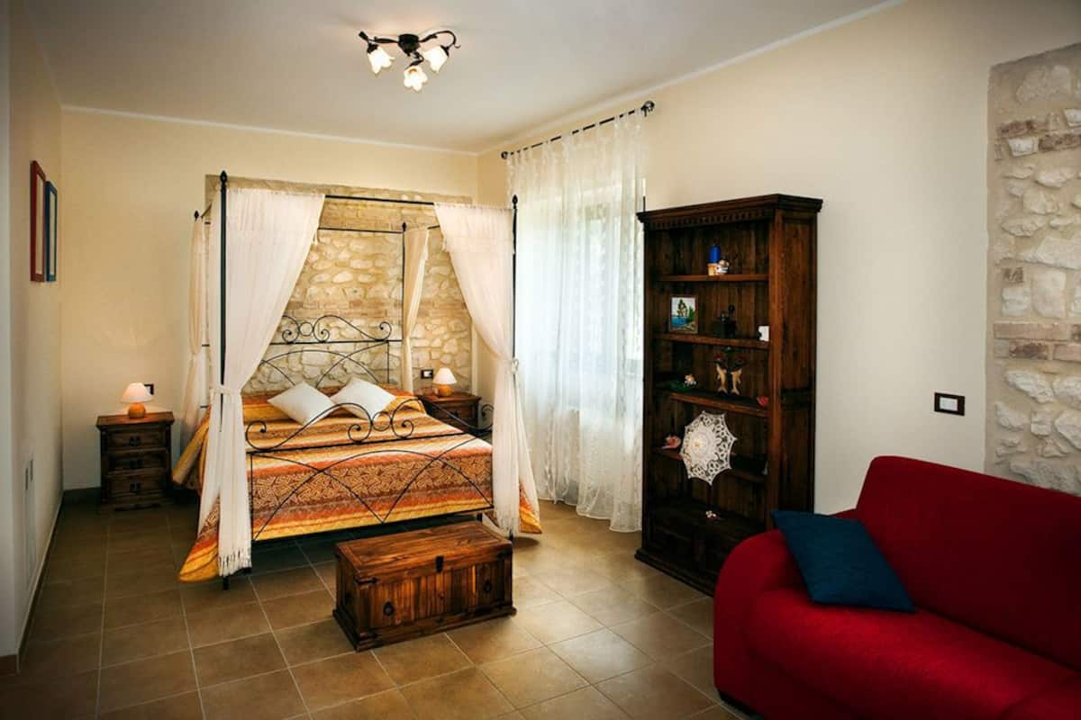 Superior Studio Suite, 1 Bedroom (La Piuma Rossa) | Peralatan tempat tidur premium, gebar bulu kapas