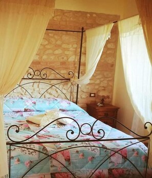 Premium bedding, down comforters, individually decorated - Il Poggio Dei Pettirossi (Pettorano sul Gizio)