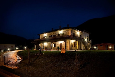 Fachada da propriedade à noite. Il Poggio Dei Pettirossi