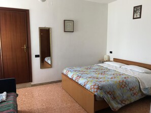 Basic Double Room | Down duvets, individually decorated, individually furnished, desk - Camere Rosignoli (Assisi)