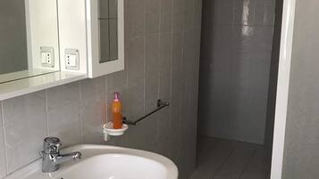 Basic-Doppelzimmer | Waschbecken im Bad