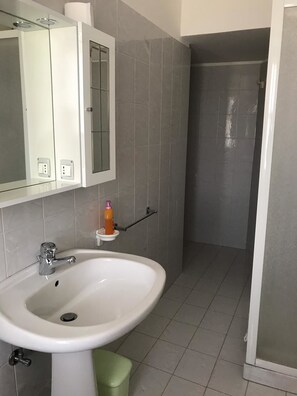 Basic Double Room | Bathroom sink